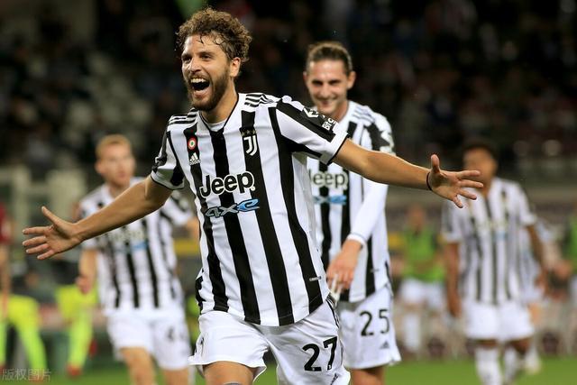 莱万双响 莱万双响